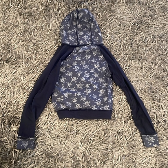 Skull & crossbones hoodie - Picture 5 of 5